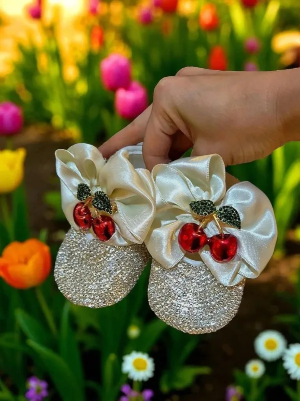 Kiraz Detaylı Taşlı Kız Bebek Hediyelik Ayakkabı