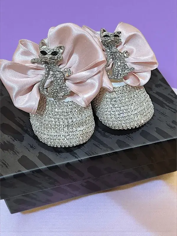 Kedi Figürlü Pudra Kurdeleli Taşlı Bebek Hediyelik Ayakkabı