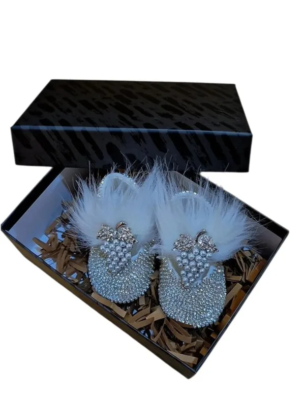 Üzüm Ve Tüy Detaylı Taşlı Kız Bebek Ayakkabı