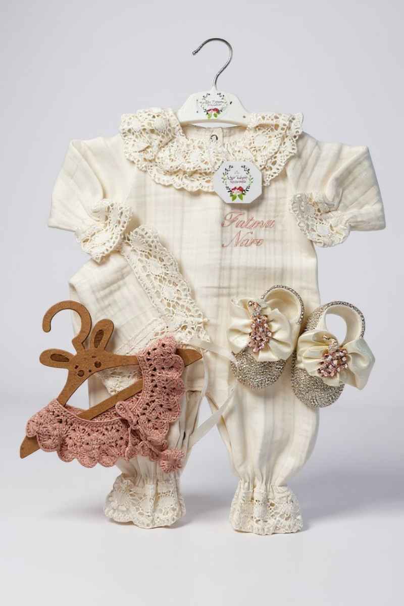 Yeni Doğan Hediyelik Kız Bebek Tulum, Ayakkabı, Örgü Yaka Seti