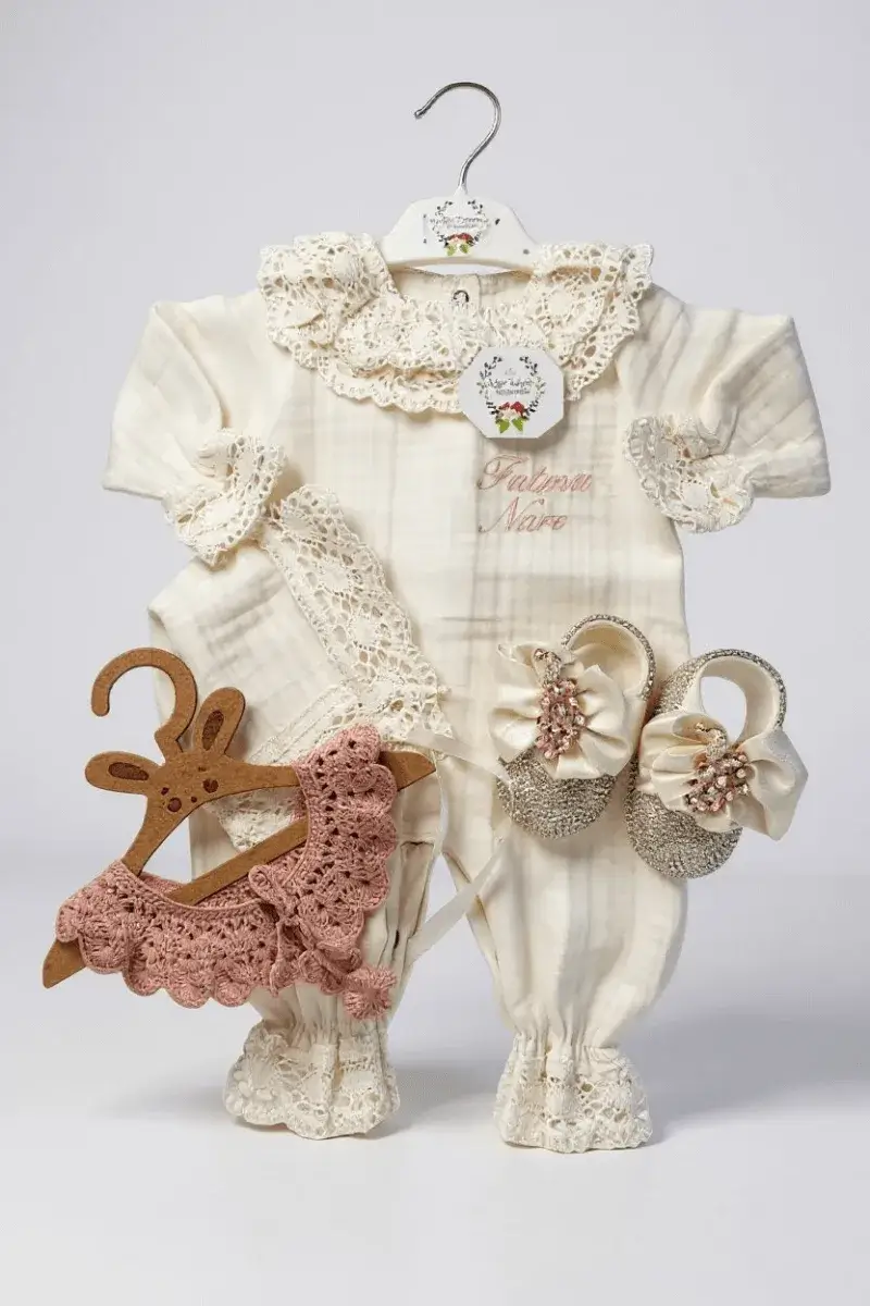 Yeni Doğan Hediyelik Kız Bebek Tulum, Ayakkabı, Örgü Yaka Seti
