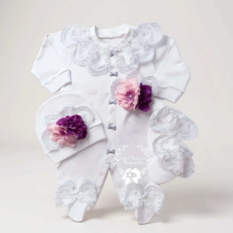 Beyaz Kurdele Detaylı Kız Bebek Tulum Seti