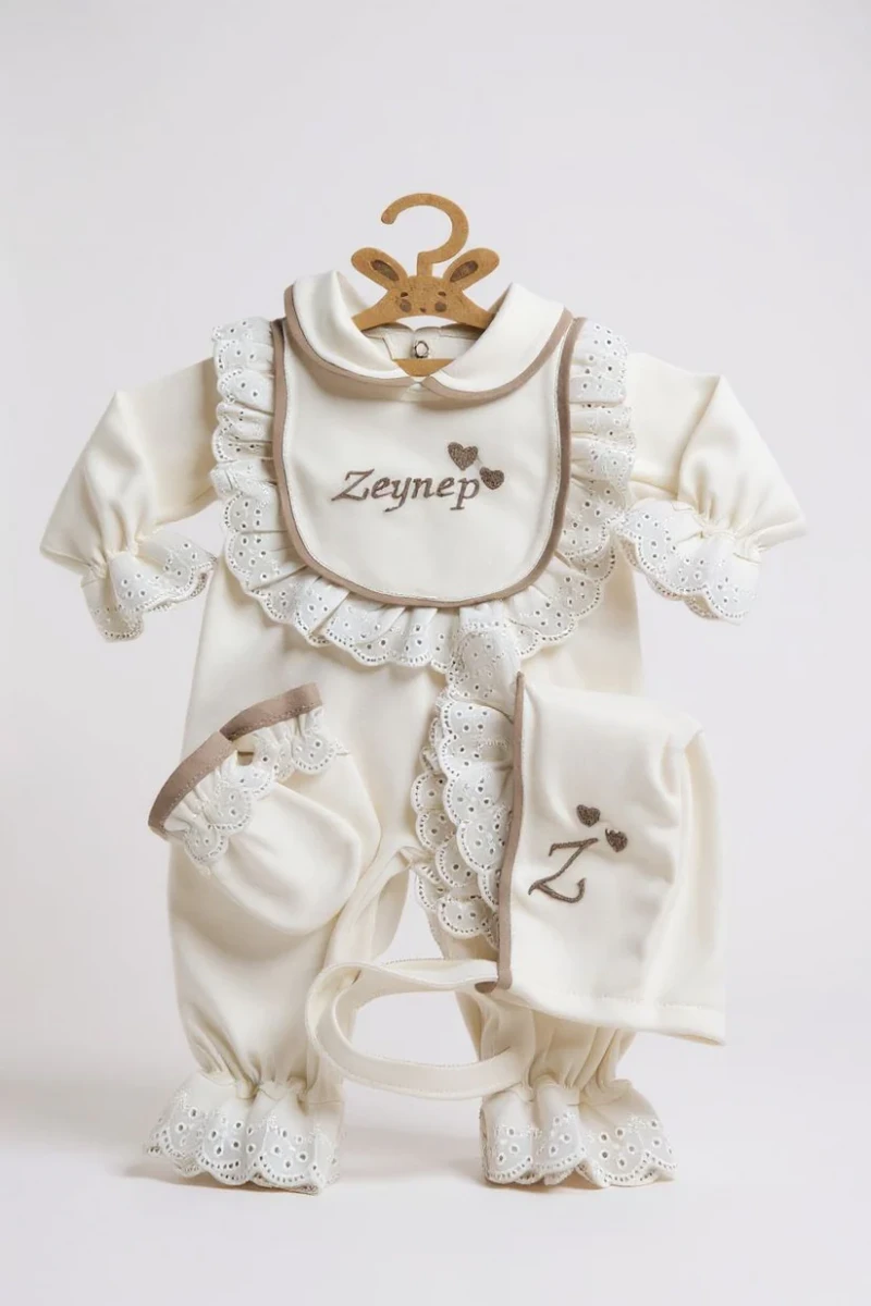 Krem Dantelli Kişiye Özel İsimli Kız Bebek Hastane Çıkış Seti – 3 Parça %100 Pamuk
