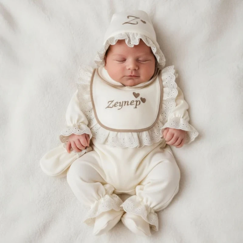 Krem Dantelli Kişiye Özel İsimli Kız Bebek Hastane Çıkış Seti – 3 Parça %100 Pamuk