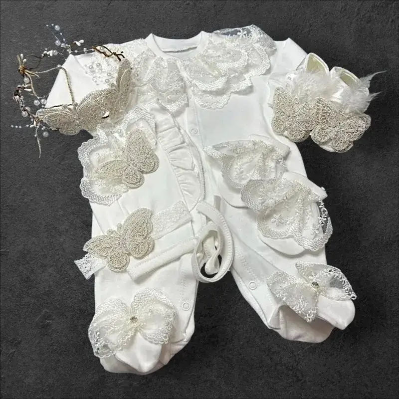 Dantelli Tulumlu Kelebek Detaylı Kız Bebek Hastane Çıkış Takımı