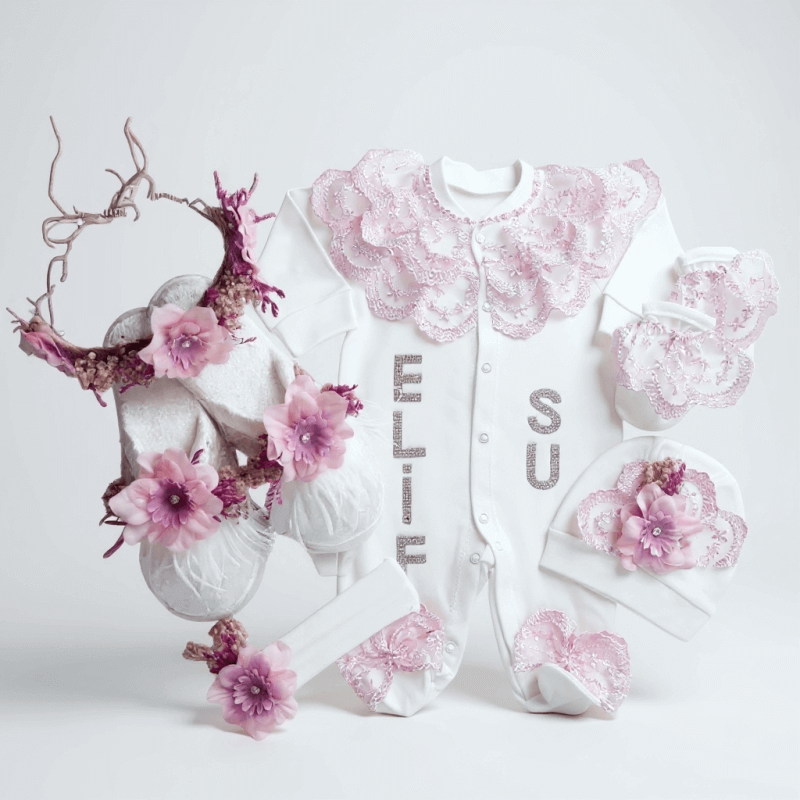 Pudra Dantelli Çiçek Desenli 6’lı Kız Bebek Hastane Çıkış Seti – %100 Pamuk Penye