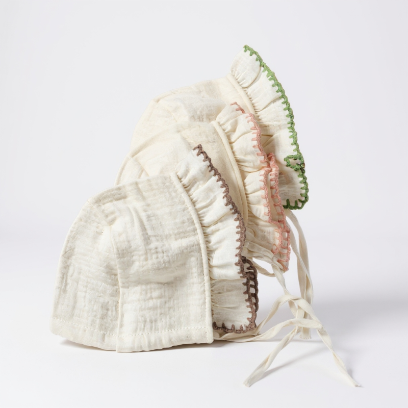 4 Kat Müslin Yenidoğan Şapkası 3 lü – El İşlemeli Renkli Kenar Detaylı