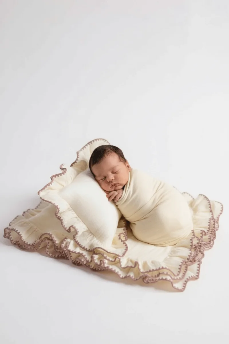 İsim Nakışlı 4 Kat Müslin Yenidoğan Fotoğraf Yastığı – El İşçiliği Özel Tasarım