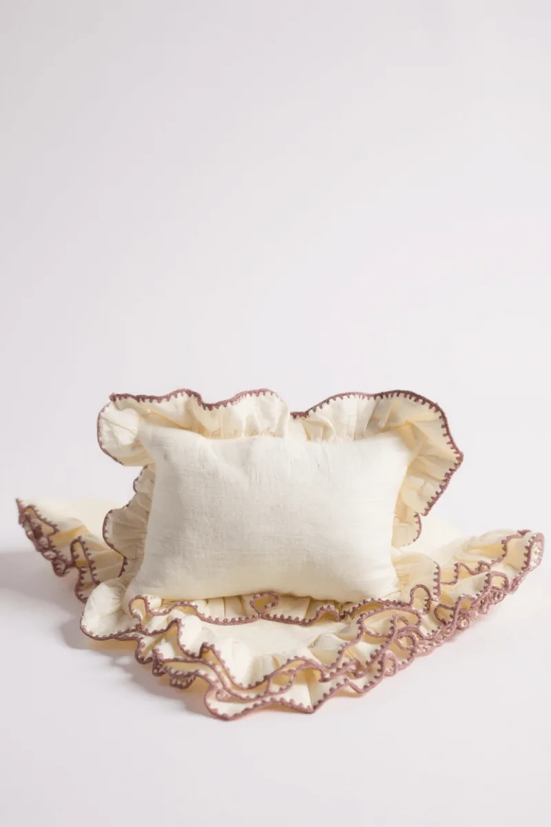 İsim Nakışlı 4 Kat Müslin Yenidoğan Fotoğraf Yastığı – El İşçiliği Özel Tasarım