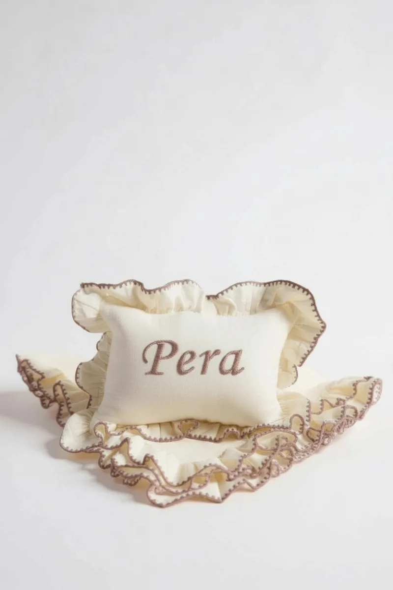 İsim Nakışlı 4 Kat Müslin Yenidoğan Fotoğraf Yastığı – El İşçiliği Özel Tasarım