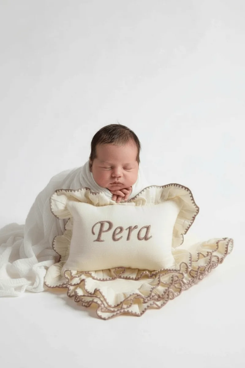 İsim Nakışlı 4 Kat Müslin Yenidoğan Fotoğraf Yastığı – El İşçiliği Özel Tasarım