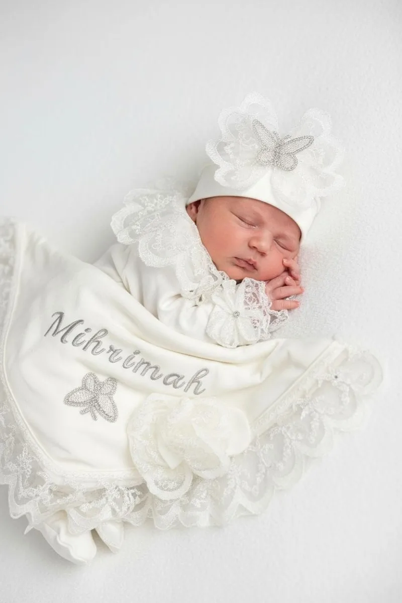 İsme Özel Taş İşlemeli Dantelli Yenidoğan Hastane Çıkış Seti – Kelebek Detaylı (4 Parça)