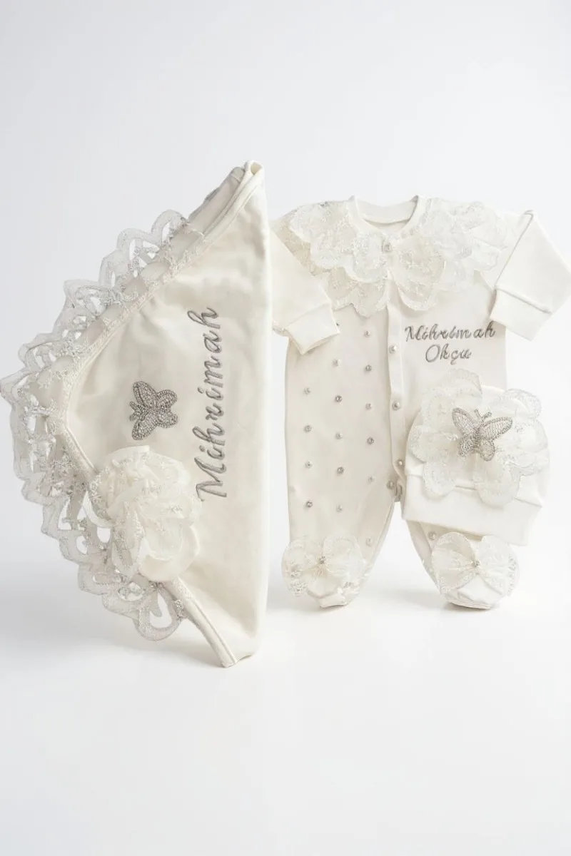İsme Özel Taş İşlemeli Dantelli Yenidoğan Hastane Çıkış Seti – Kelebek Detaylı (4 Parça)