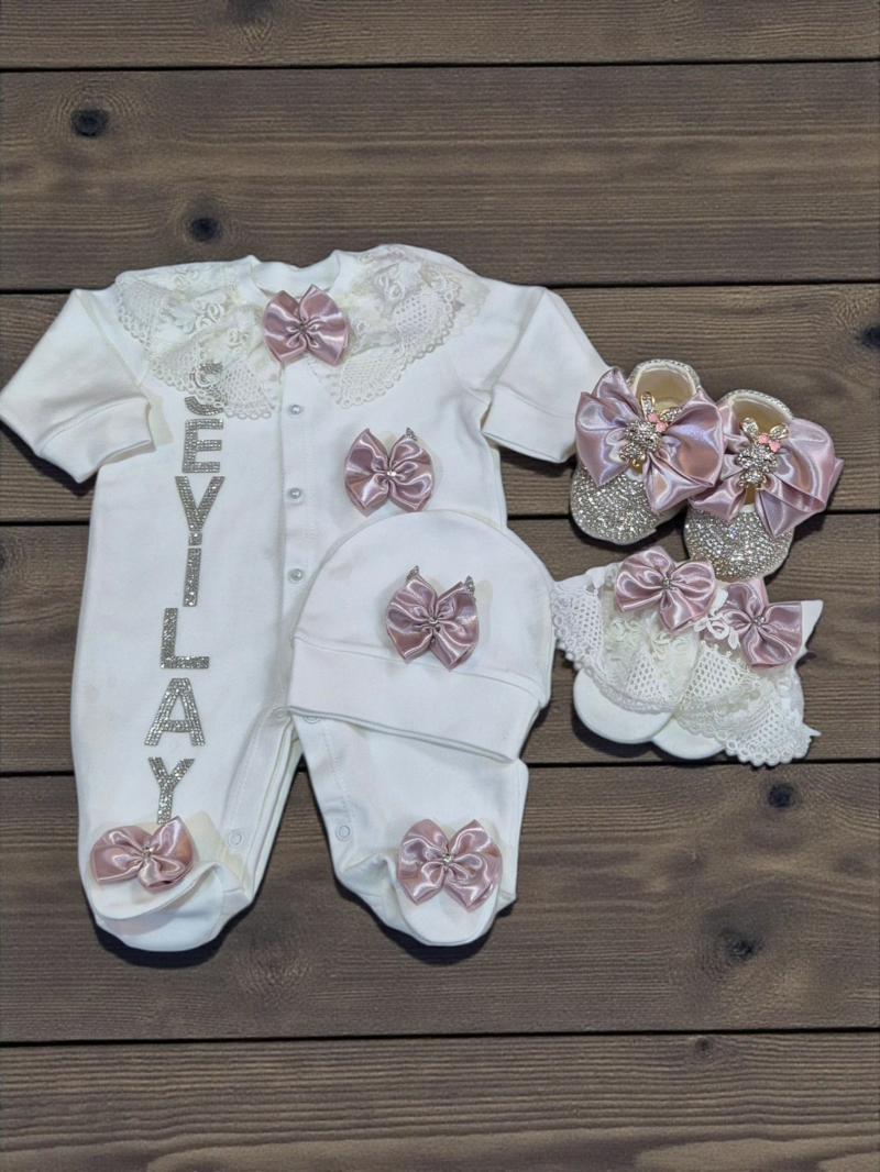 İsimli Dantelli Fiyonklu Kız Bebek Hastane Çıkışı Seti – %100 Pamuk Penye (4 Parça)