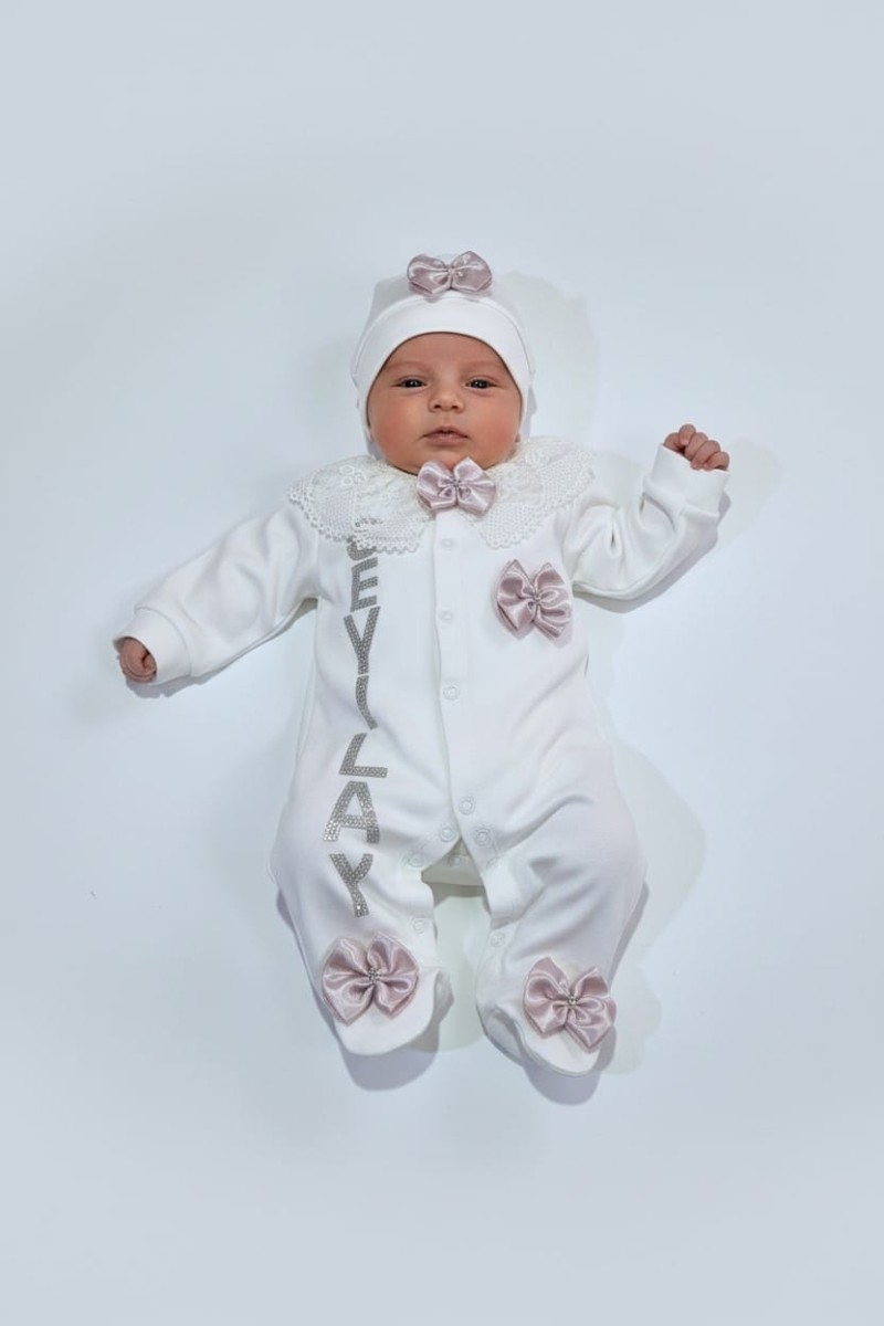 İsimli Dantelli Fiyonklu Kız Bebek Hastane Çıkışı Seti – %100 Pamuk Penye (4 Parça)