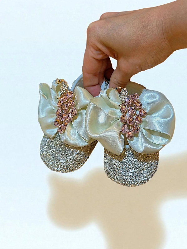 Tavus Kuşu Detaylı Taşlı Hediyelik Bebek Ayakkabı