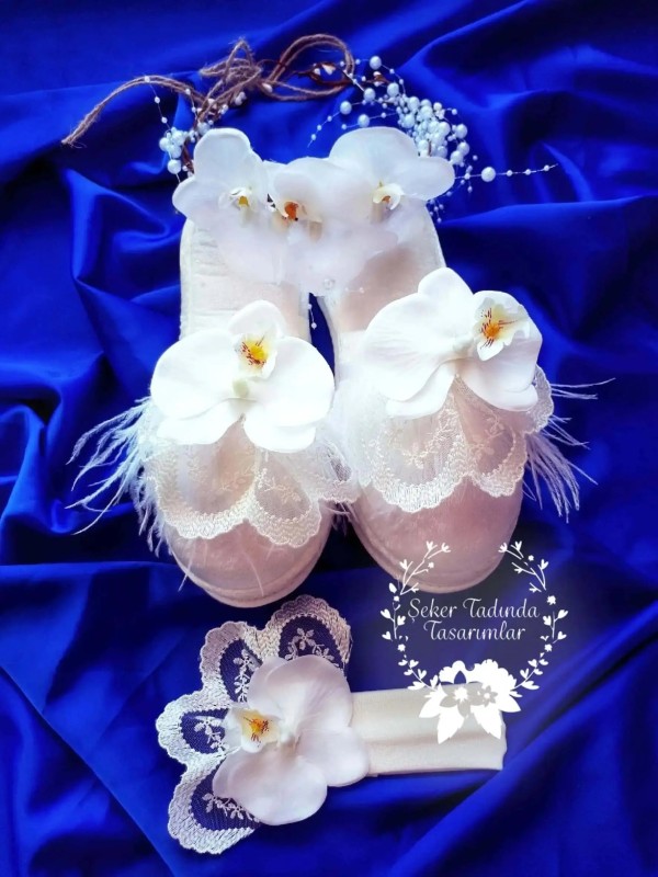 Beyaz Orkide Püsküllü Taç Terlik Bant Seti