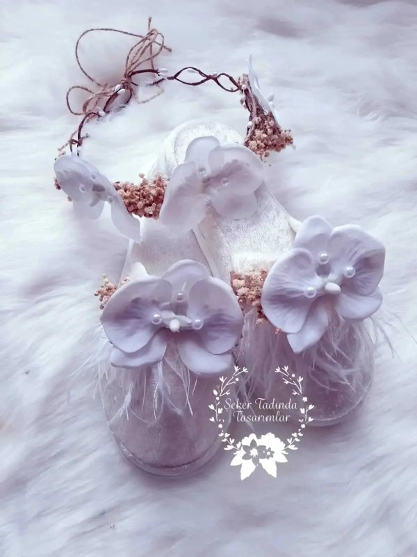 Beyaz Orkide Cipso Taç Terlik Seti